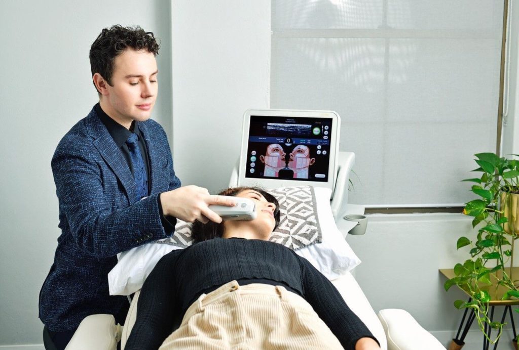 Dr Stephen Lowe with a patient during a MFU-V treatment session